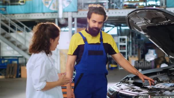 Ervaren Monteur Auto Reparatiewerkplaats Waaruit Blijkt Dat Klant Storingen Gevonden — Stockvideo