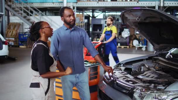 Technicien Certifié Dans Atelier Réparation Automobile Utilise Technologie Réalité Augmentée — Video