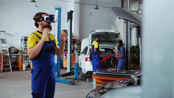 Doświadczony Mechanik Warsztacie Samochodowym Przy Użyciu Okularów Wirtualnej Rzeczywistości Wizualizacji — Wideo stockowe