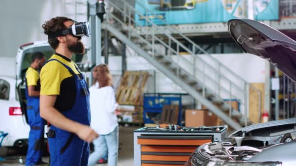 Mechaniker Der Autowerkstatt Mit Virtual Reality Brille Autokomponenten Visualisieren Sie — Stockvideo
