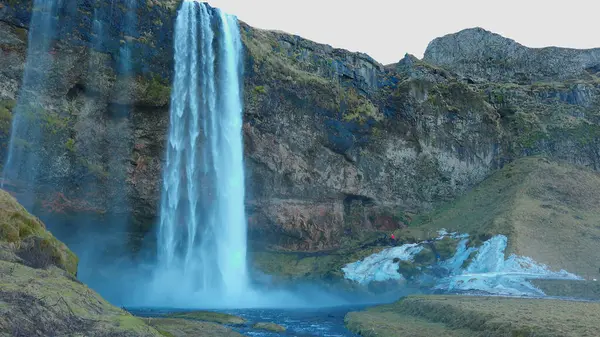 大约2023年3月左右 宏伟的塞萨尔和福斯瀑布 美丽的水从山上流下来 斯堪的纳维亚级联在北欧的冰川景观与悬崖和山脉 手持射击 — 图库照片