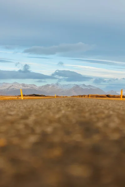 Piękny Krajobraz Skandynawski Autostradą Pobliżu Icelandyjskiej Wsi Samotna Koncepcja Drogi — Zdjęcie stockowe
