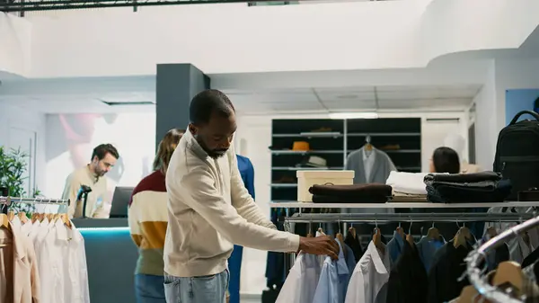 Fiatal Felnőtt Vizsgálja Anyagok Formális Viselet Lóg Ruházati Boltban Bevásárlóközpontban — Stock Fotó