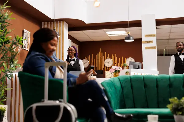 Gülümseyen Afro Amerikan Otel Çalışanları Resepsiyonda Durup Misafirleri Gülümseyerek Karşılıyorlar — Stok fotoğraf