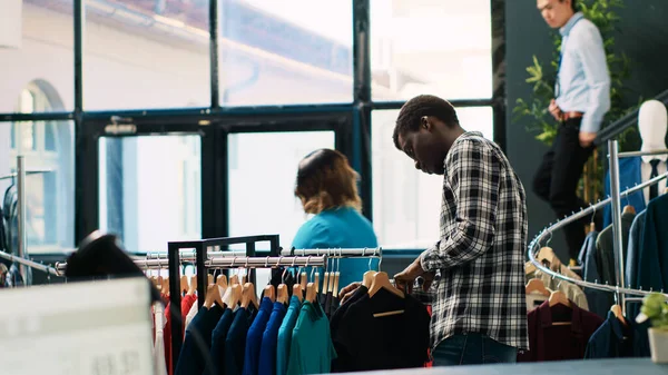 Afroamerikanische Kunden Kaufen Schwarzes Hemd Und Analysieren Modische Kleidungsstücke Modernen — Stockfoto