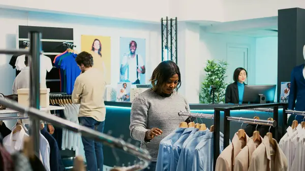 非洲裔美国女孩在购物中心查看在线市场股票 用智能手机查看时髦的新商品 年轻的女购物者研究新的时装系列 小企业的概念 — 图库照片