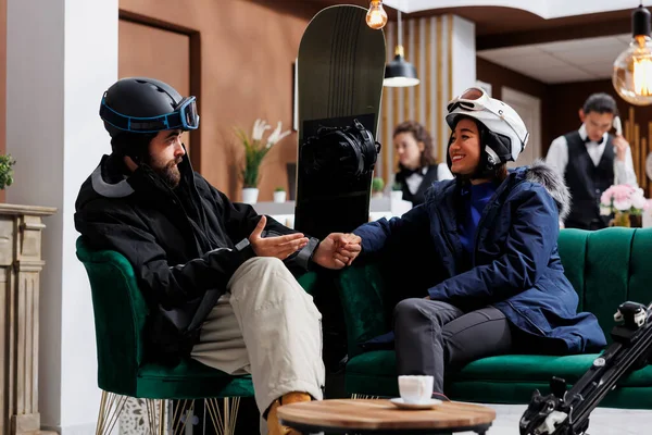 Erkek Arkadaşı Kız Arkadaşı Kış Sporları Ekipmanlarına Sahipler Kayak Snowboard — Stok fotoğraf