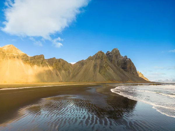 アイスランドのベストラーコーン 巨大な岩の山の紋を持つ黒い砂浜の空中ビュー アトランティックな海岸 冬のワンダーランドでアイスランドの自然を取り巻く北欧風景 — ストック写真