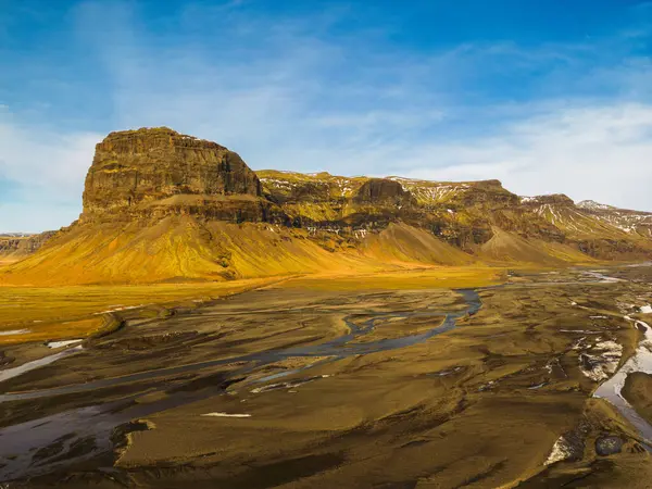 アイスランドの茶色の霜の山 壮大なロードサイドの風景と水の流れを持つ巨大な牧草地の空想的な眺め スカンジナビアの高地の風景のアイスランドの崖と凍った畑 — ストック写真