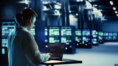 Asya sistem yöneticisi dizüstü bilgisayarda kod ve programlama, sorun çözme ve sunucu tarım ekipmanlarını güncelleme, ana bilgisayarlara, ağ raflarına ve depolama dizilerine uyum sağlamak için tasarlandı
