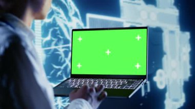 Bilgisayar bilimcisi başlangıçta iş yerinde yapay zeka kodları yazmak için krom anahtar dizüstü bilgisayar kullanıyor. Veri merkezinde bakım işi yapan çalışkan işçi, yapay zeka sistemlerini güncelliyor