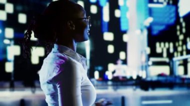 Etrafta dans eden, diğer insanları selamlayan, geceleri sokaklarda yürüyen biri. Memleket binalarıyla çevrili metropoliten caddelerde gezinirken keyifli bir kadın.