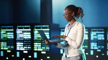 Farklı iş yükleri için işleme kaynakları sağlayan sunucu satırlarında gezinen çalışkan bilişim uygulayıcısı. Karmaşık operasyonları çözmekle görevli teknik uzman yönetici izleme süper bilgisayarları