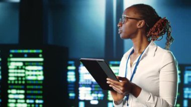 Farklı iş yükleri için işleme kaynakları sağlayan sunucu satırlarında usta bir profesyonel gezinti. Bilgi sahibi yönetici karmaşık işlemleri çözmekle görevli süper bilgisayarları izliyor