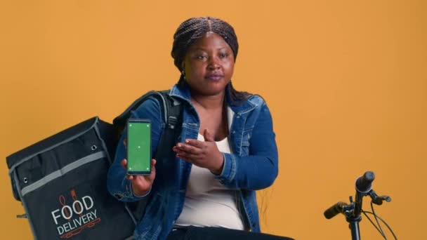 Žena Africký Americký Kurýr Drží Digitální Zařízení Zeleným Displejem Obrazovky — Stock video
