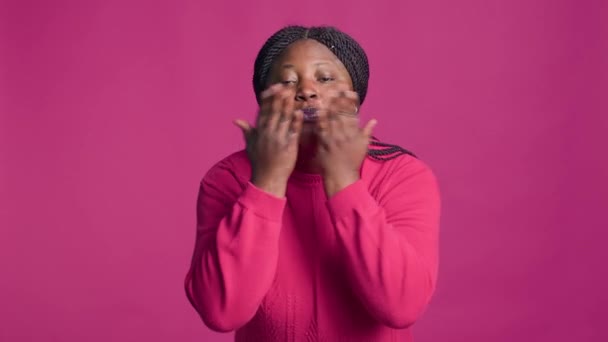 Женщина Африканской Этнической Принадлежностью Дующая Поцелуем Сторону Камеры Прекрасно Изолирована — стоковое видео