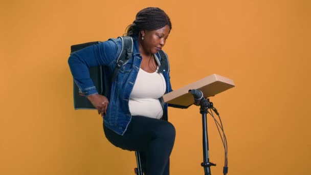 Siyahi Kadın Bisikletle Sipariş Veriyor Kablosuz Ödeme Cihazını Sorunsuz Işlemler — Stok video