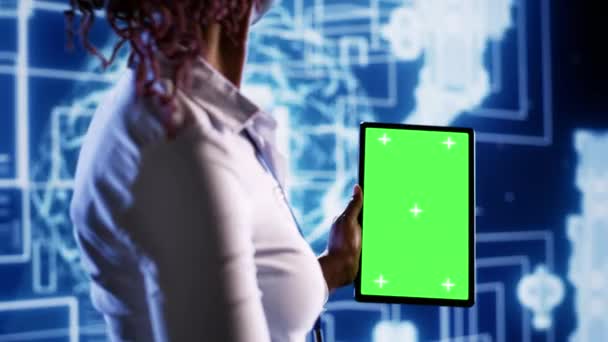 Admin Datovém Centru Zelenou Obrazovkou Tablet Pomocí Umělé Inteligence Výpočetní — Stock video