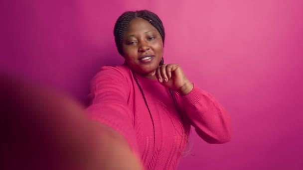 Kobieca Afrykańska Piękność Ciesząca Się Muzyką Nagrywaniem Telefonie Cyfrowym Dla — Wideo stockowe