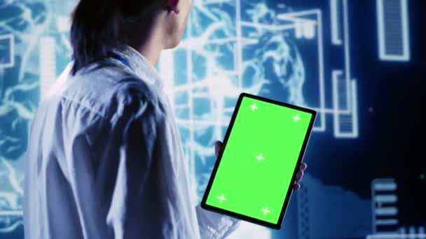 Квалифицированный Консультант Использующий Планшет Зеленым Экраном Реализации Параллельной Обработки Искусственного — стоковое видео