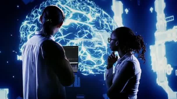 Mitarbeiter Die Codezeilen Für Ein Computergestütztes Modell Künstlicher Intelligenz Einsetzen — Stockvideo