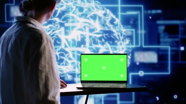 Trabalhador Proficiente Usando Laptop Tela Verde Para Implementar Inteligência Artificial — Vídeo de Stock