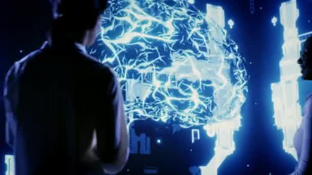 Funcionários Licenciados Olhar Para Holograma Inteligência Artificial Simulação Cérebro Humano — Vídeo de Stock