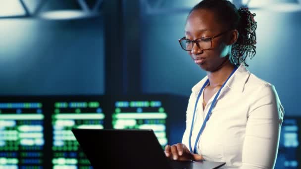 Kvinna Igenom Högteknologiska Anläggning Server Rader Som Tillhandahåller Datorresurser För — Stockvideo