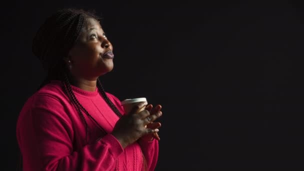 Afroamerykanka Zanurzona Przyjemności Sączenia Kawy Zagubionej Kontemplacji Patrzącej Górę Kobieta — Wideo stockowe