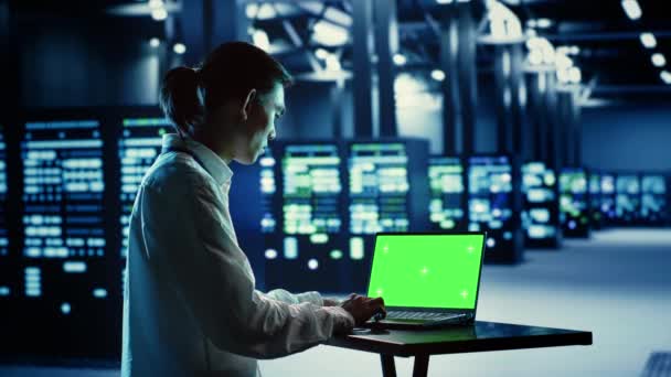 Consultor Executando Código Laptop Chave Chroma Solução Problemas Equipamentos Data — Vídeo de Stock