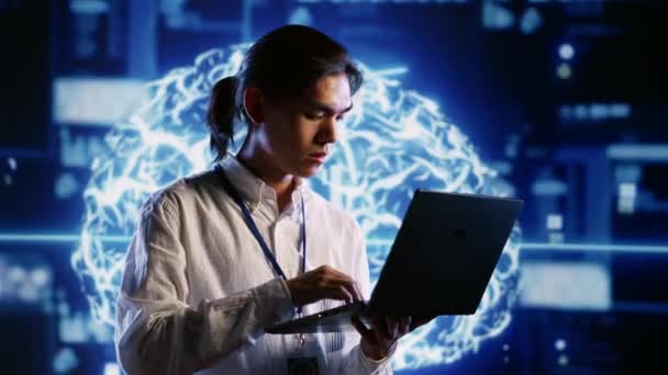 Schopný Dodavatel Pracuje Počítačovým Modelem Umělé Inteligence Simulujícím Lidský Mozek — Stock video