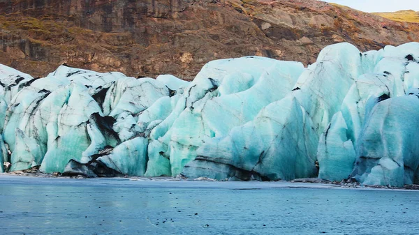 在北部风景中 冰原上巨大的冰川群紧邻冰冷的水 寒冷的冬季景观中巨大的菱形冰山 北极自然冰川泻湖和冰块 — 图库照片