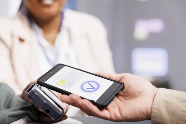 Akıllı Telefonu Olan Elektronik Kredi Kartıyla Nfc Ulaşamayan Kasiyer Masasındaki — Stok fotoğraf