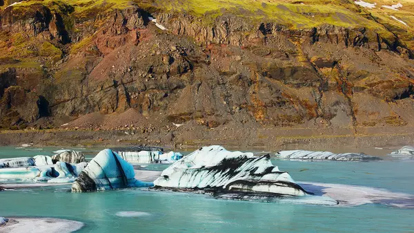 アイスランドの大規模な極性のVatnajokull氷のキャップ 緑で着色された美しい大規模な氷河 寒い冬の風景と自然の北極の風景 氷の土地で凍結浮遊氷山 — ストック写真