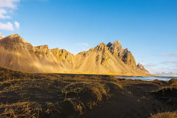 素晴らしいノルディックな周辺のブラックサンドビーチ アイスランドの美しいベストラホーン山と高地 ストークスンズビーチは ワインのアイスランドの環境 北極海の海岸線を提供しています — ストック写真