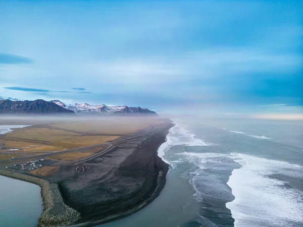 有名な魔法の黒い砂浜 大西洋の波は美しい風景を作成するアイスランドの海岸線に衝突します 素晴らしい北欧風景のドローンショット 北極圏の天気と強い潮流 — ストック写真