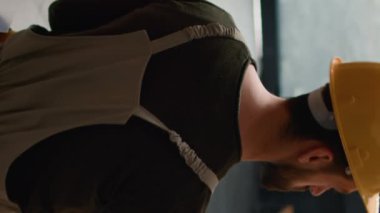 Dikey video Yetenekli personel depo siparişlerini hazırlarken, nakliye bilgilerini doğrulamak için dizüstü bilgisayar ve tablet kullanarak, depolama etiketlerindeki çevrimiçi verileri karşılaştırarak,