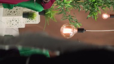 Dikey Video Dünyası çalışanları, küresel ekonomik kalkınmaya duyulan ortak tutku nedeniyle resmi konferans için lobide toplandılar. Hissedarla görüşmek için iş gezisine çıkan bir işçi.