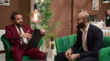 CEO ve yatırımcı, uluslararası iş gezisinde yeni bir işbirliğine başlayarak projede el sıkışıyor. Anlaşmada el sıkışan iki girişimci, konferansta finansmanı artırmaya yardım ediyor.