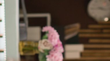 Dikey Video Bellboy otel müşterisiyle el sıkışıyor, sosyetik otelde önemli bir işadamını selamlıyor. Afrika kökenli Amerikalı kapıcı, oda servisi ve tesisler hakkında hoş geldin diyor. El kamerasıyla. Kapat..