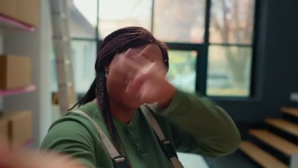 Африканский Американский Работник Склада Использующий Селфи Камеру Смартфона Участия Онлайн — стоковое видео