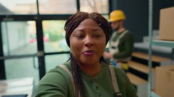 Entrepôt Afro Américain Chef Logistique Aide Selfie Smartphone Caméra Faire — Video