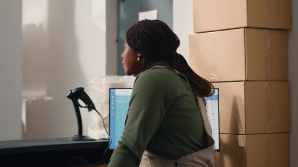 アフリカ系アメリカ人女性が支援する購入注文と配送スケジュールに従って在庫の受け取り 送付の物流を実施するリポジトリ倉庫ディレクター — ストック動画