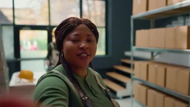 Afro Amerikan Depo Şefi Akıllı Telefon Kamerasıyla Depoda Işe Başlayan — Stok video