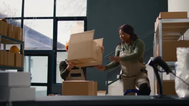 倉庫のチーフサプライチェーンオフィサー 研修生のシーリング ボール箱の小包を監督します リテールリポジトリの人員は 出荷中に損害を避けるためにアイテムを適切に確保します — ストック動画