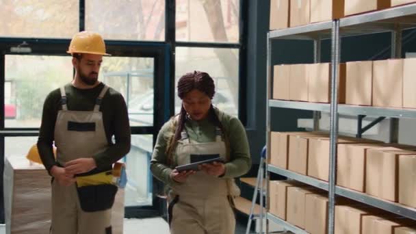 Afro Amerikaanse Hoofd Van Logistiek Medewerker Voorbereiding Magazijn Orders Voor — Stockvideo