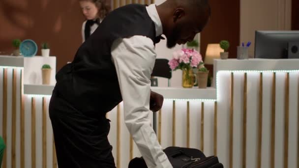 African American Bellhop Trägt Gepäck Einen Luxuriösen Service Für Wichtige — Stockvideo