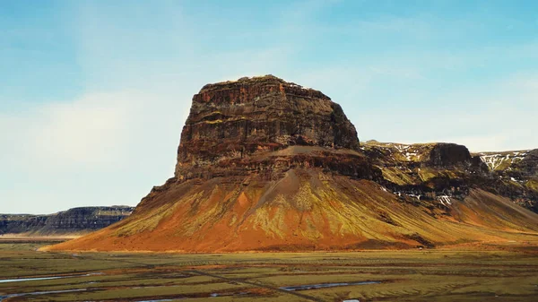 雪の多い田園地帯の近くに霜の丘とアイスランド 大規模な山のチェーンで幻想的な山の頂上の空中ビュー 極地の自然と土地を持つ壮大なアイスランドの風景 スローモーション — ストック写真