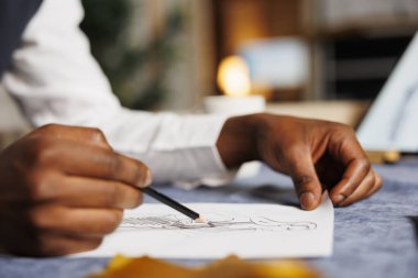 Yaklaşan özel dikim giysi koleksiyonu için daha yetenekli bir taslak çizimi. Uzman terzi, terzilik stüdyosunda özel dikim moda elbisesi hazırlıyor.