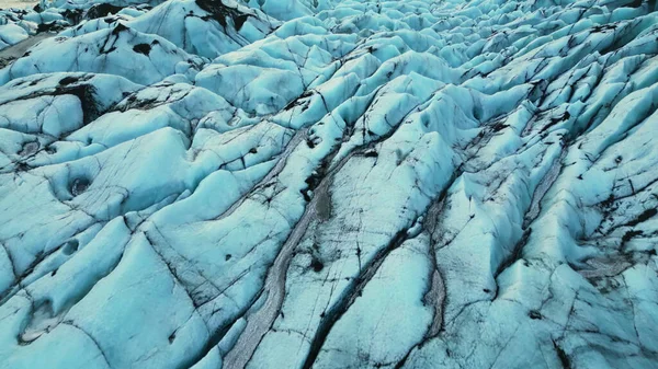 冰封在冰原上的冰封的冰原形成了美丽的北冰洋风景 冰封在冰原上 雄伟的钻石冰冷的岩石漂浮在冰冷的水面上 冰山一角 慢动作 — 图库照片